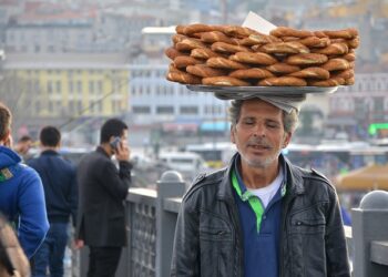Seyyar Arabada Simit Satarak Para Kazanma