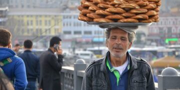 Seyyar Arabada Simit Satarak Para Kazanma
