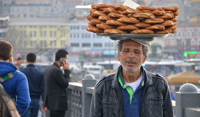 Seyyar Arabada Simit Satarak Para Kazanma